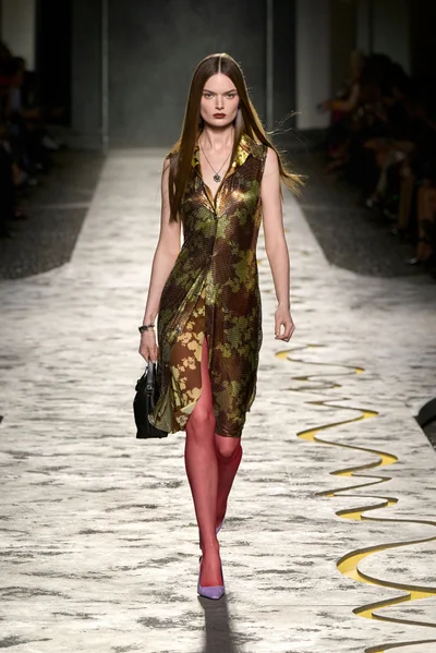 Look 16